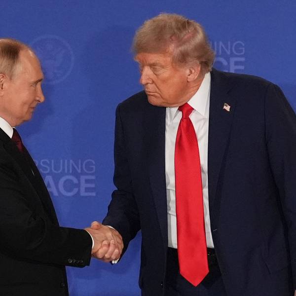 US-Präsident Donald Trump (r) reicht dem russischen Präsidenten Wladimir Putin während einer gemeinsamen Pressekonferenz auf der Joint Base Elmendorf-Richardson in Alaska die Hand. (Archivbild) Trump will sich mit Kremlchef Putin in der ungarischen Hauptstadt Budapest treffen.