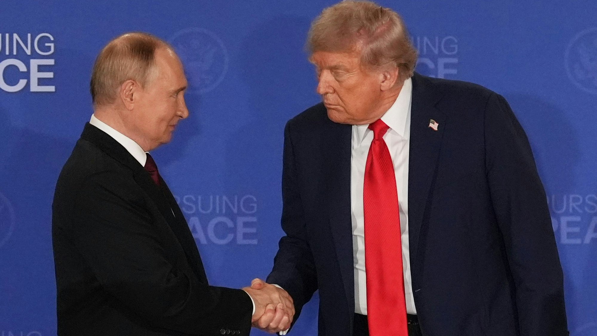 US-Präsident Donald Trump (r) reicht dem russischen Präsidenten Wladimir Putin während einer gemeinsamen Pressekonferenz auf der Joint Base Elmendorf-Richardson in Alaska die Hand. (Archivbild) Trump will sich mit Kremlchef Putin in der ungarischen Hauptstadt Budapest treffen.