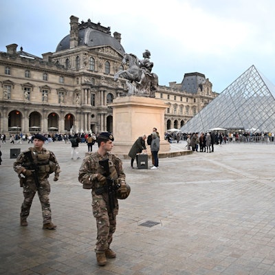 Nach dem Kunstraub im Louvre in Paris dauert die Fahndung nach den Tätern und ihrer Beute an. (Archivbild)