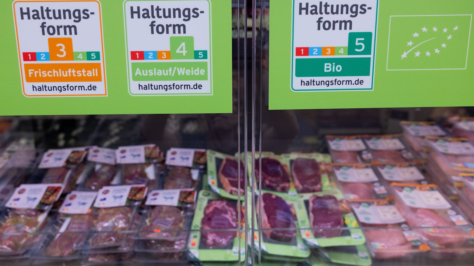 Fleischwaren liegen bei Aldi Süd in Kühlschränken nach Haltungsform sortiert.