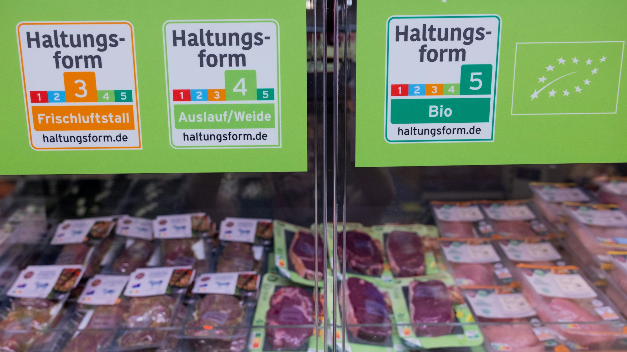 Fleischwaren liegen bei Aldi Süd in Kühlschränken nach Haltungsform sortiert.
