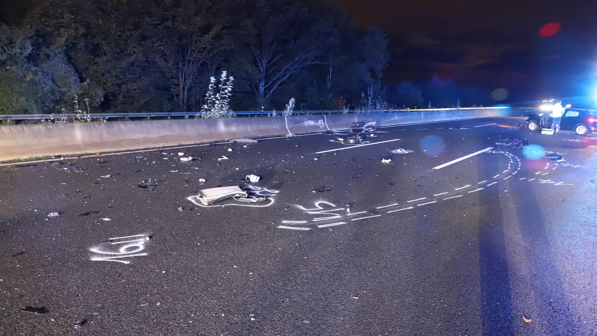 Blick auf Trümmerteile auf der Fahrbahn der A3 bei Erkrath.