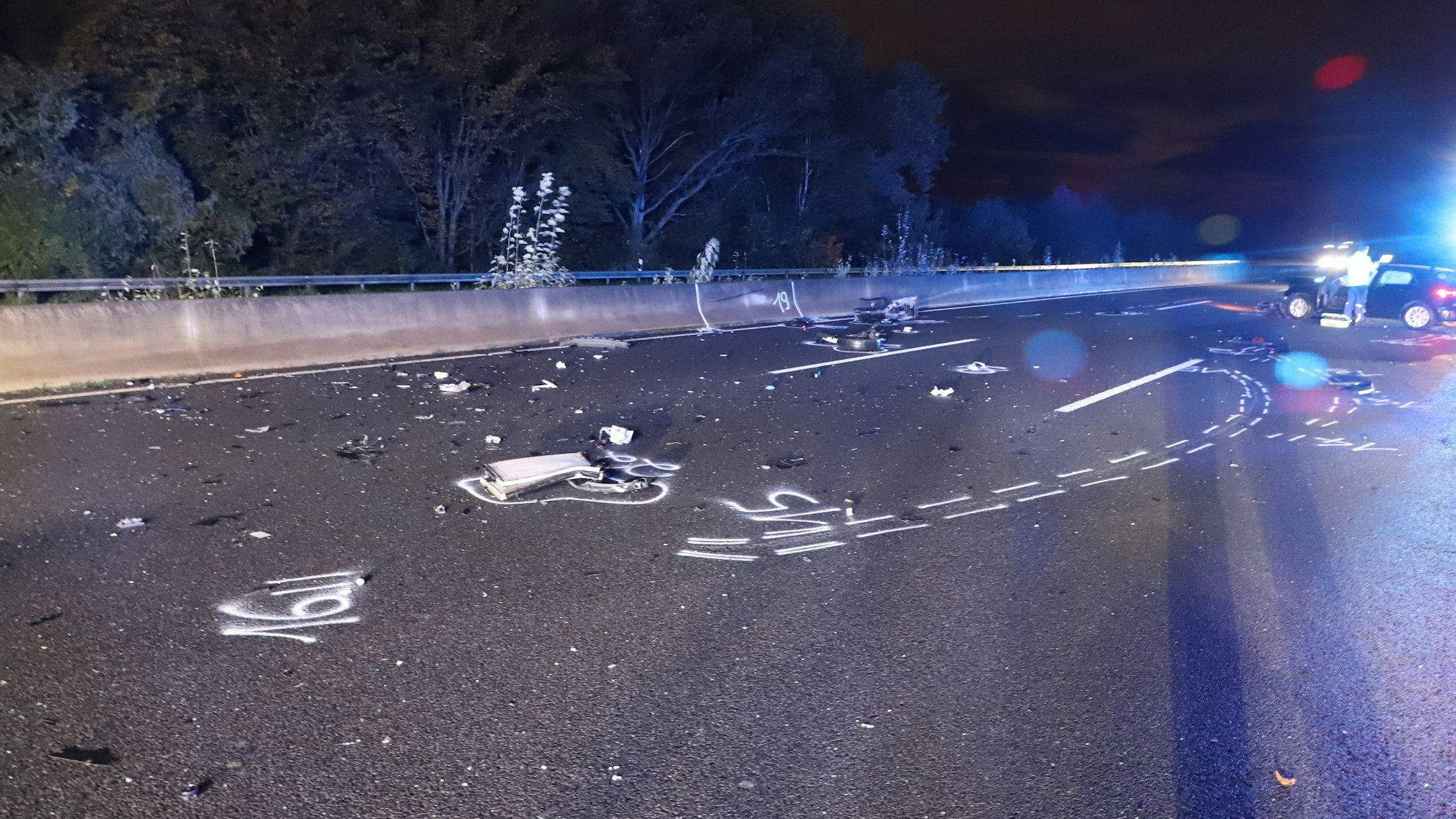 Blick auf Trümmerteile auf der Fahrbahn der A3 bei Erkrath.