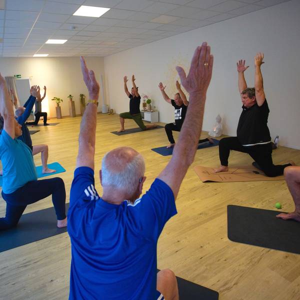 Zu sehen ist eine Männergruppe beim Yoga.