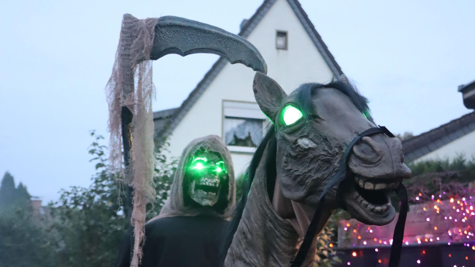 Der Sensenmann mit Pferd und giftgrün funkelnden Augen.