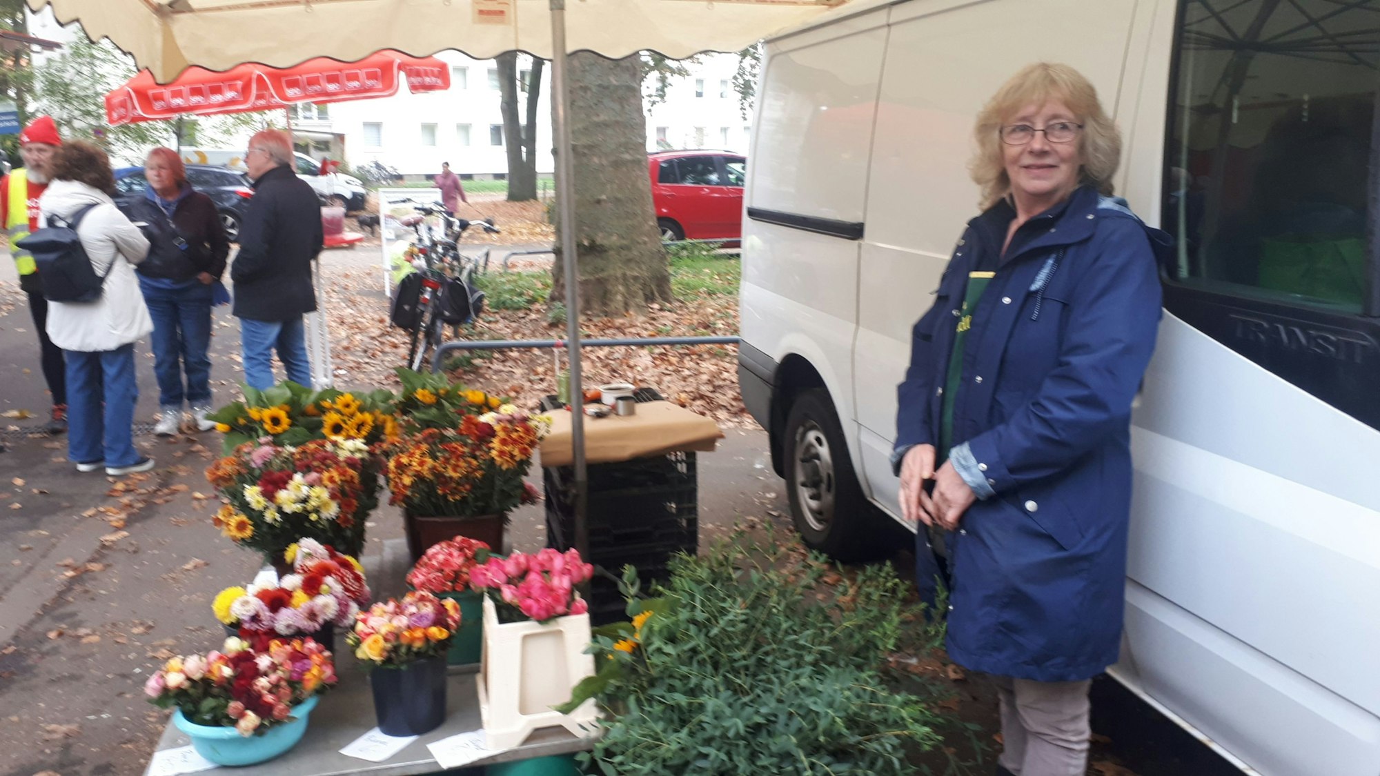 Die 66-jährige Elisabeth Brandl geht in den Ruhestand. Auf dem Erntedankfest-Wochenmarkt in Niehl verabschiedete sie sich von ihrer Kundschaft.
