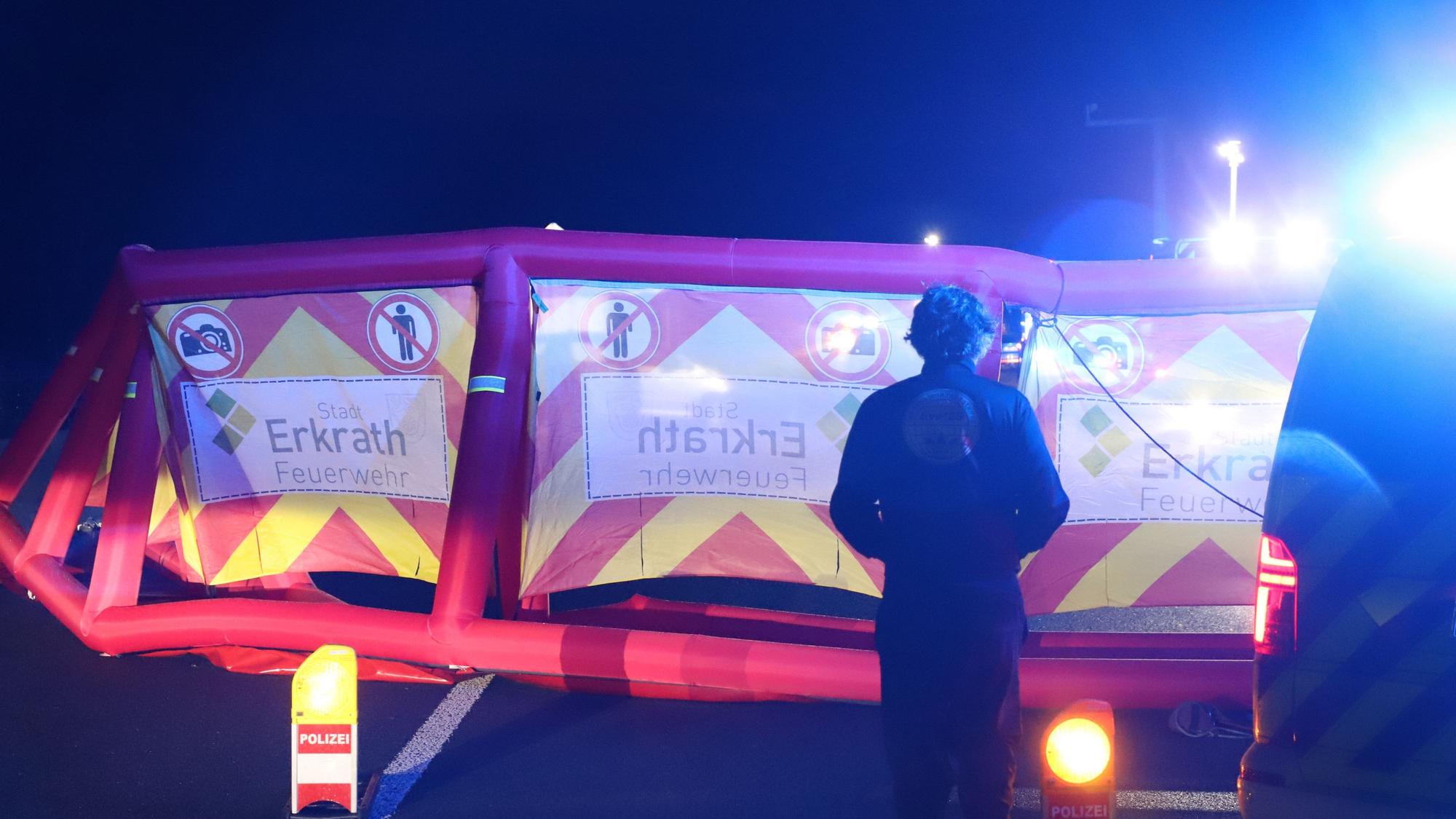 Eine Person steht vor einer aufgestellten Sichtschutzwand nach einem tödlichen Unfall auf der A3 bei Stindertal.