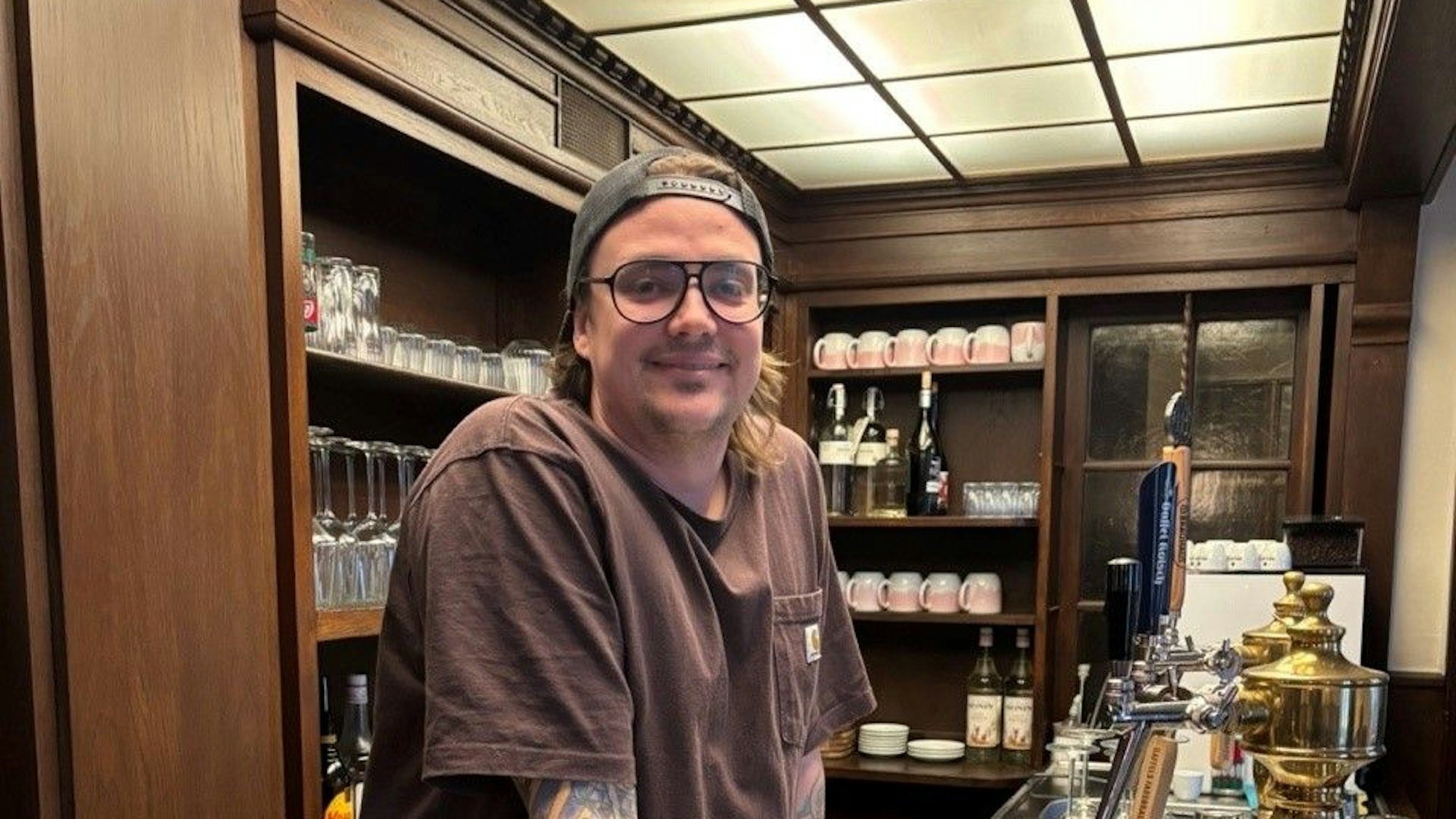 Mark Junglas hinter der Theke seines Lokals. Der Gastwirt ist gelernter Metzger.