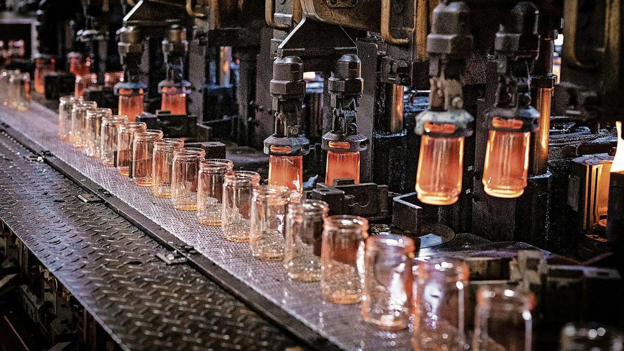 In den Schmelzwannen, in denen das Glas für die weithin bekannten Weck-Gläser eingeschmolzen wird, herrschen Temperaturen von rund 1600 Grad – an 24 Stunden am Tag und an 365 Tagen im Jahr.