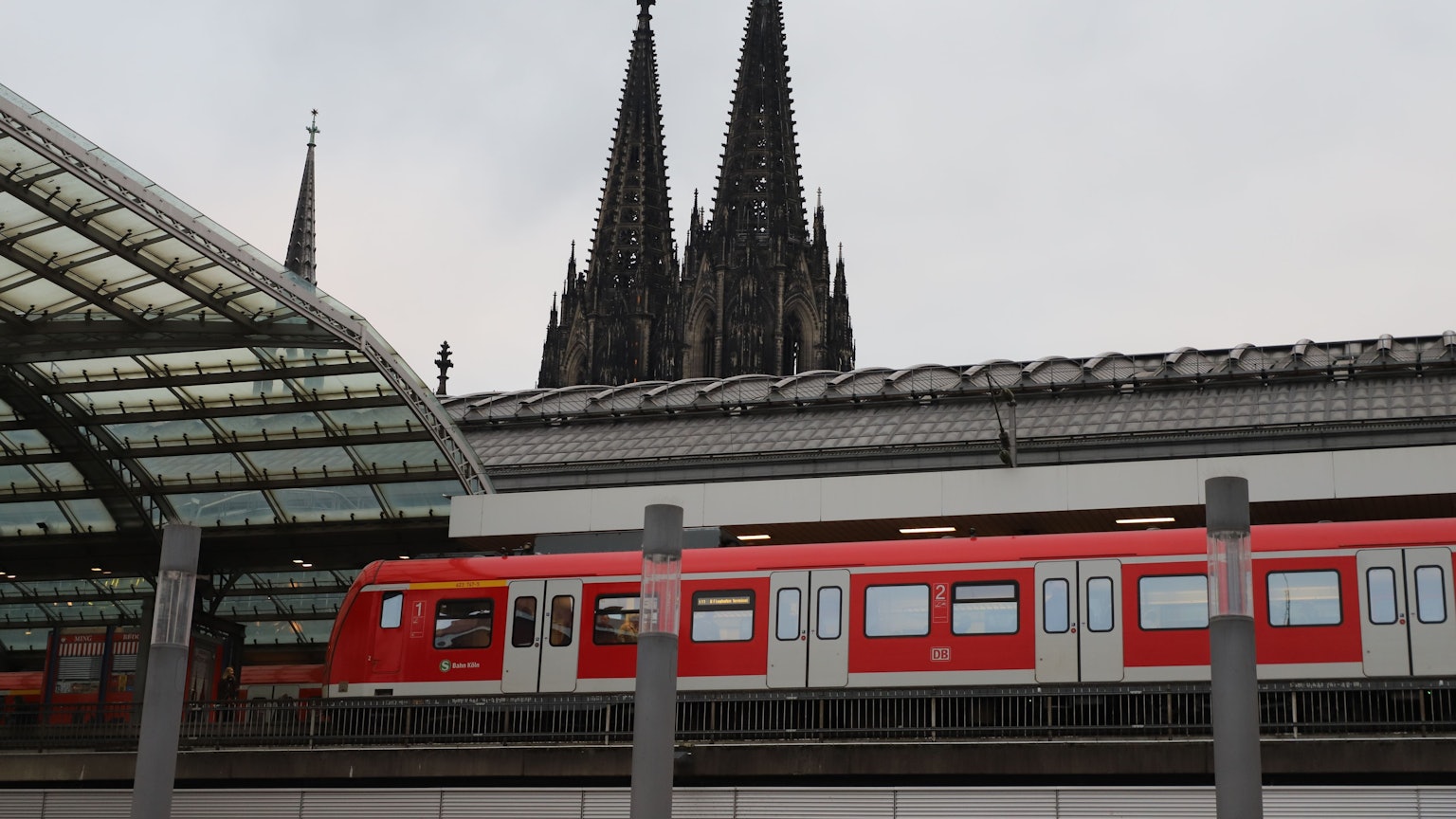 Ein S-Bahn-Zug steht im Kölner Hauptbahnhof. Im Hintergrund ist der Kölner Dom zu sehen. (Symbolfoto)