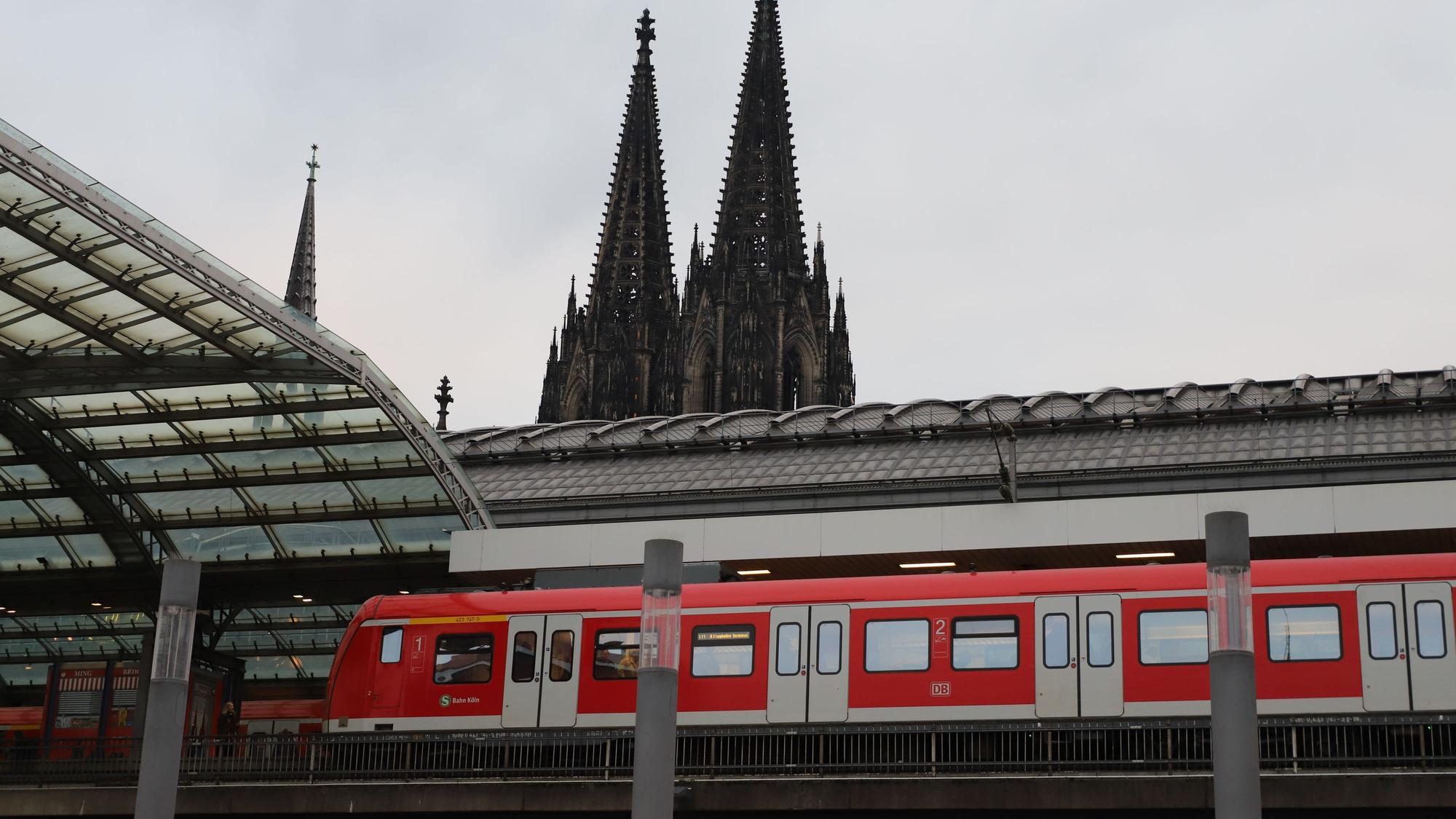 Ein S-Bahn-Zug steht im Kölner Hauptbahnhof. Im Hintergrund ist der Kölner Dom zu sehen. (Symbolfoto)