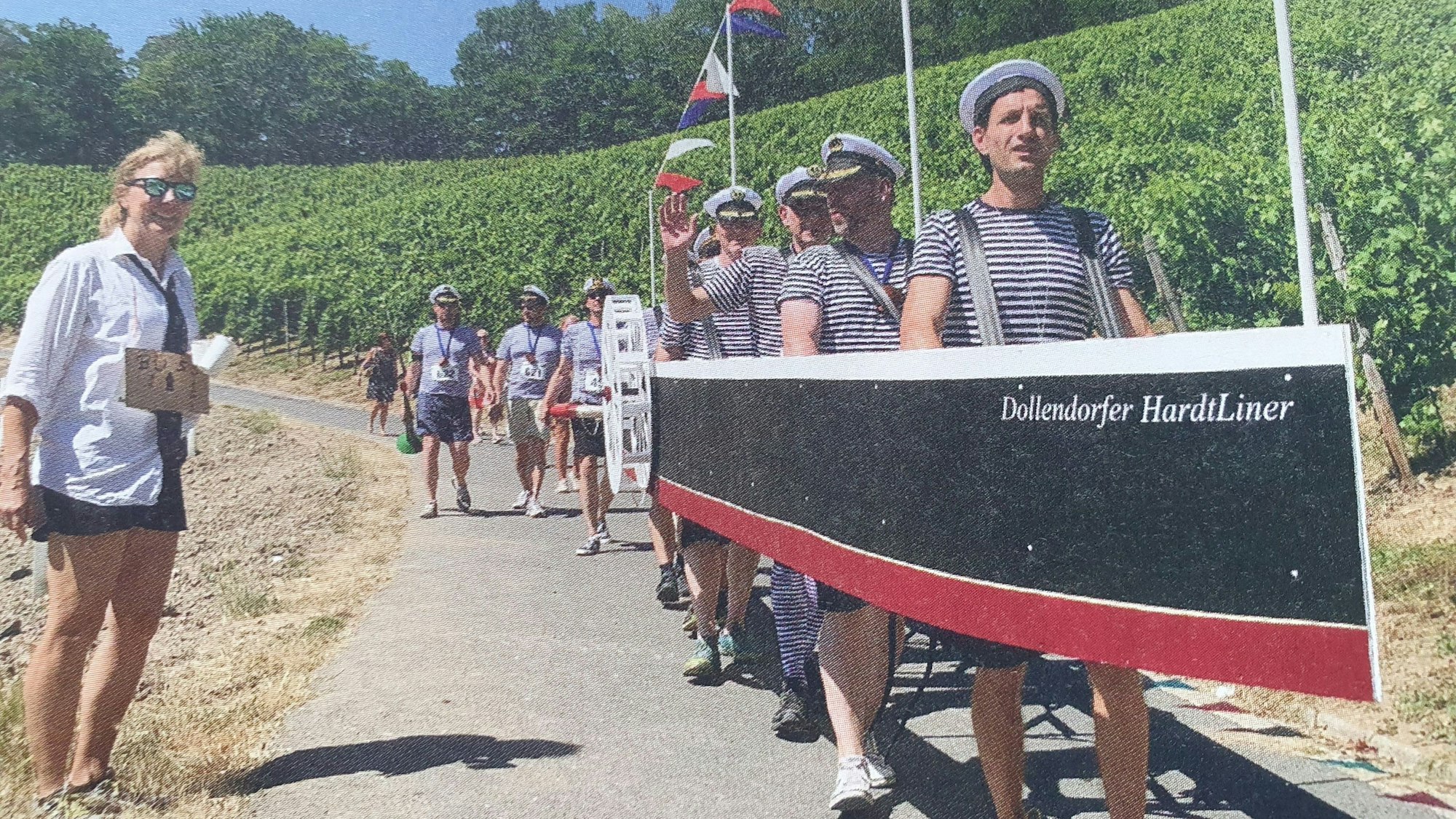 Männer in Matrosenanzügen in einem nachgebauten Ozeandampfer.