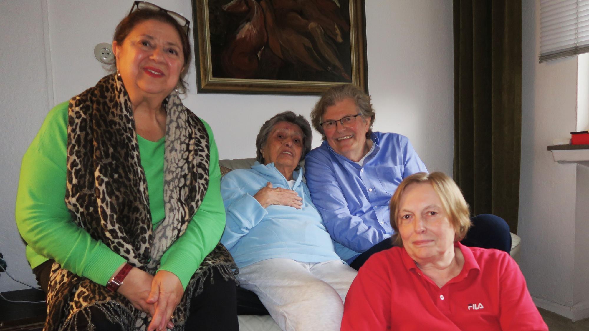 Trotz Räumungsklage einigermaßen optimistisch: Lilly Rostock (2. v. l.) im Kreise ihrer Kinder Karl-Heinz und Brigitte Rostock (r.) sowie Schwiegertochter Jildas (l.).