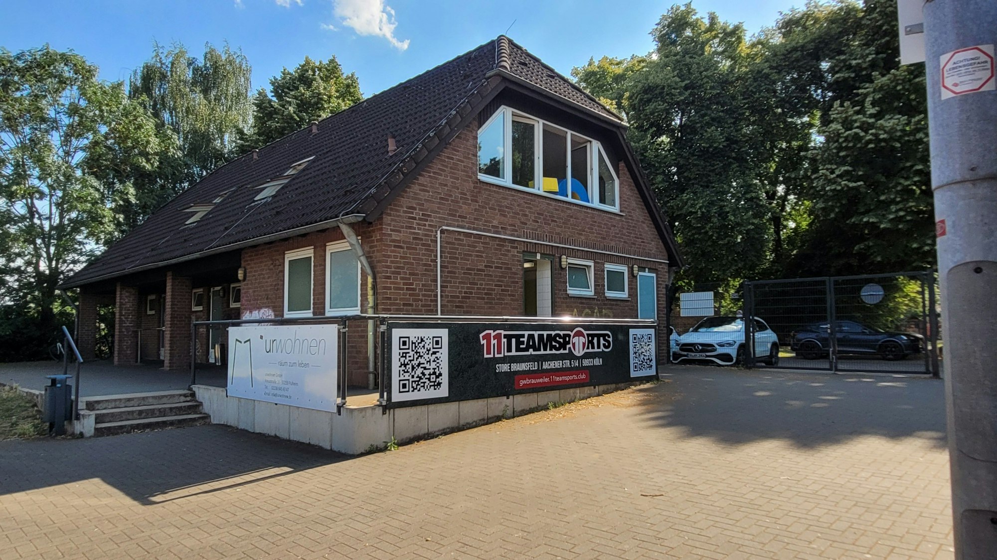 Ein Gebäude mit verklinkerter Fassade.