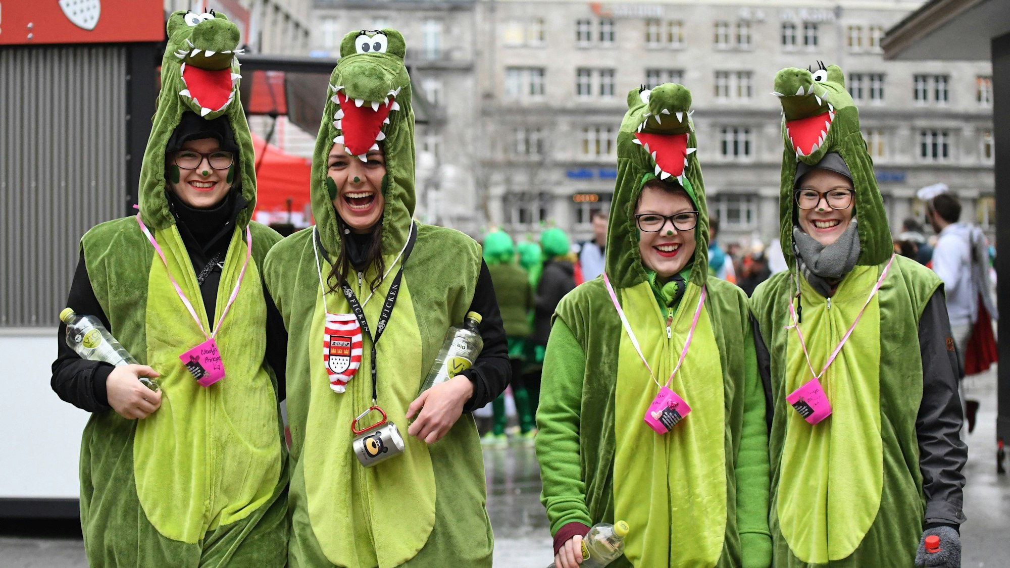 Mädels mit Krokodilskostümen.