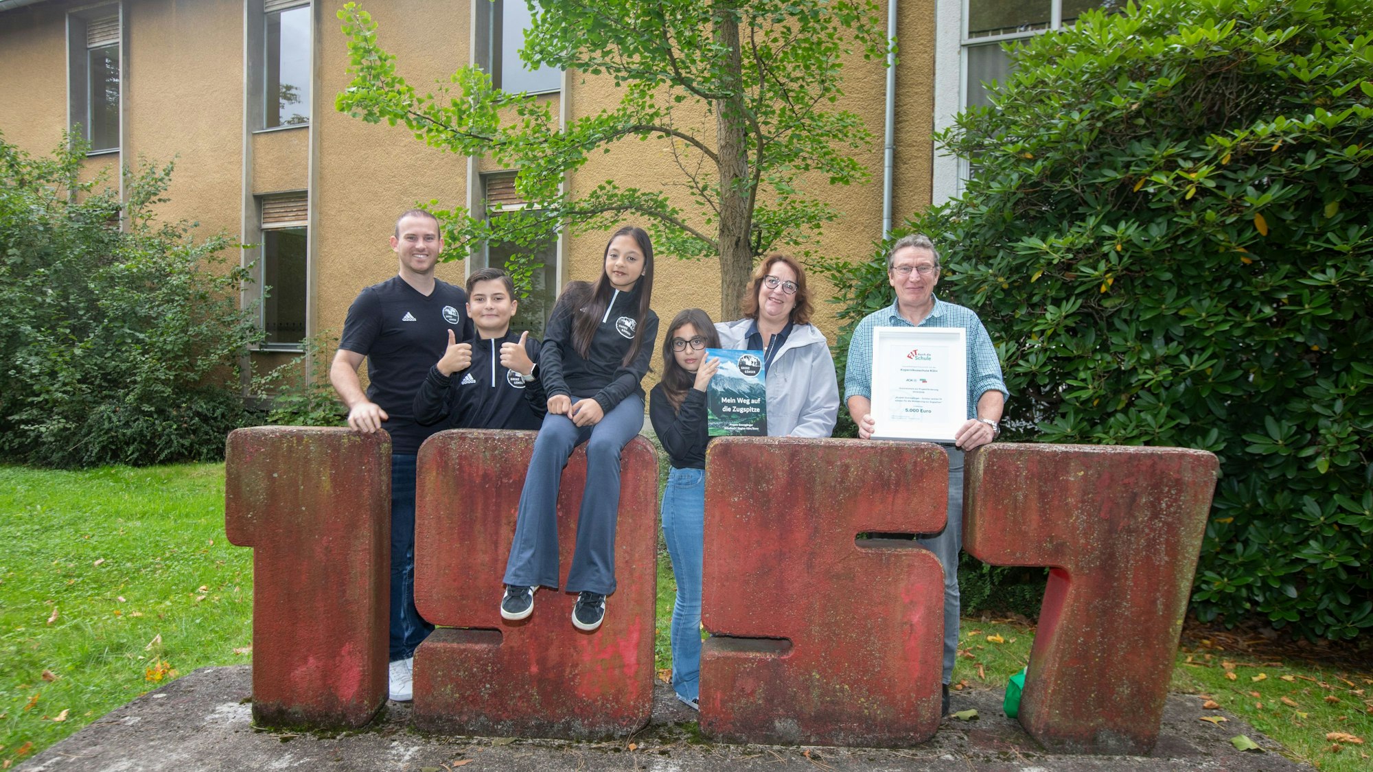 Freuen sich auf die Fortführung des Projektes: Patrick Urbas (v.l.), Armando, Ornela, Cassandra, Gabriele Schlünder-Eith und  Michael Neuser.