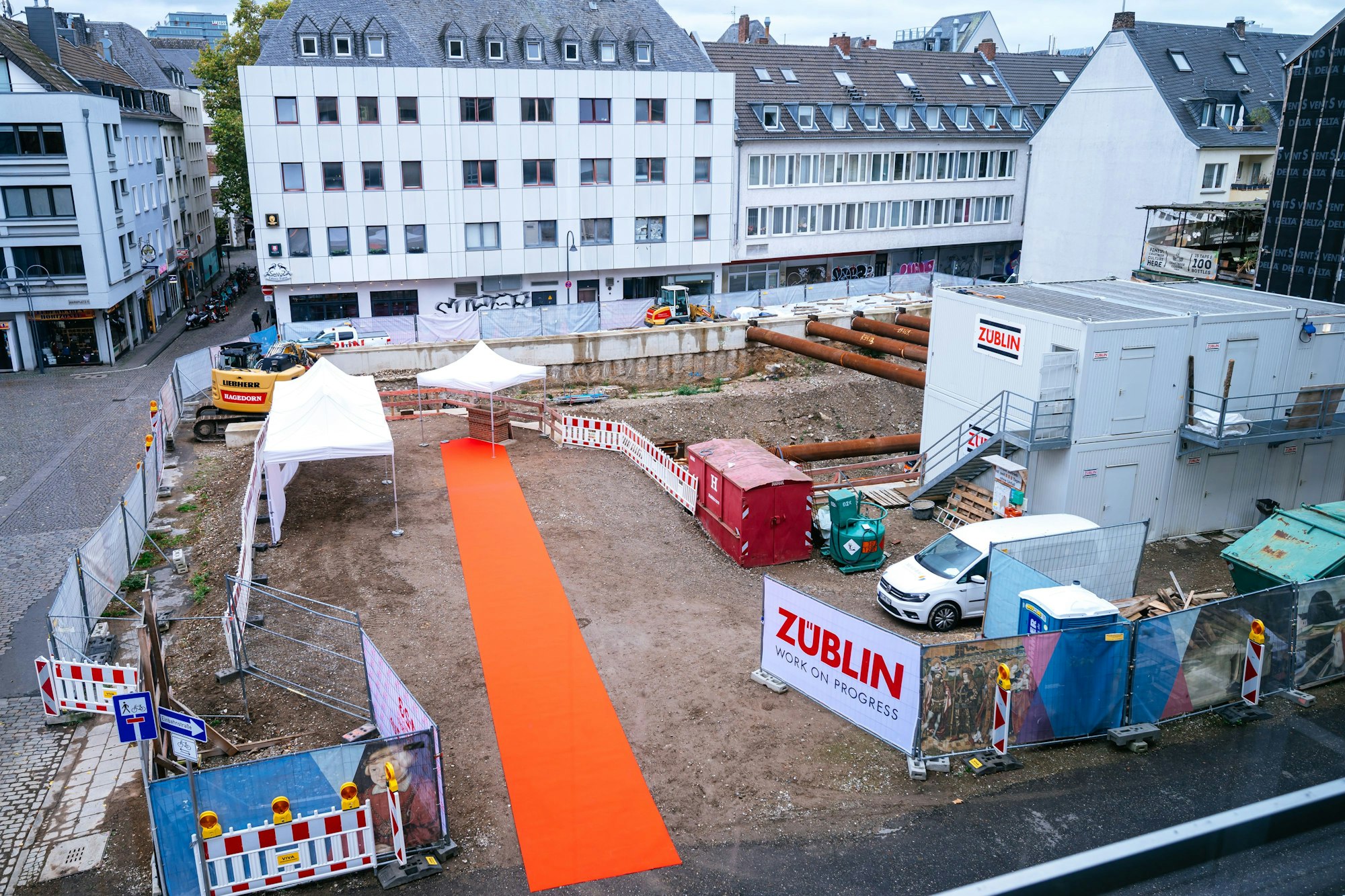 Künftig Nachbargebäude: Der Blick auf das Baufeld für den Erweiterungsbau aus dem Fenster des Wallraf-Richartz-Museums.