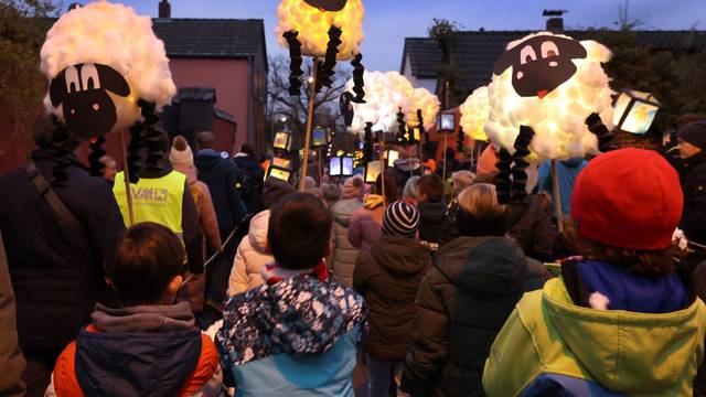 Die Freiwillige Feuerwehr Lange veranstaltet traditionell einen St. Martins Umzug durch Porz-Langel.