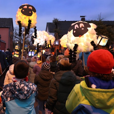 Die Freiwillige Feuerwehr Lange veranstaltet traditionell einen St. Martins Umzug durch Porz-Langel.