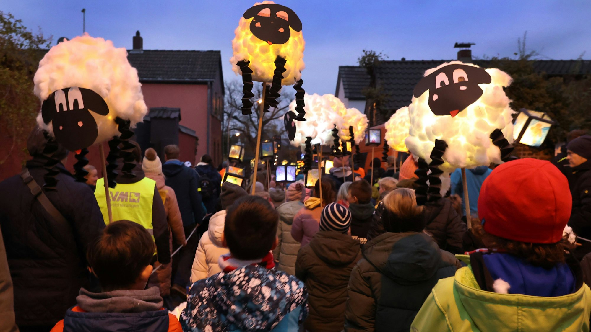 Die Freiwillige Feuerwehr Lange veranstaltet traditionell einen St. Martins Umzug durch Porz-Langel.