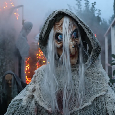 Geisterfiguren im Garten von Familie Machmüller in Walberberg.