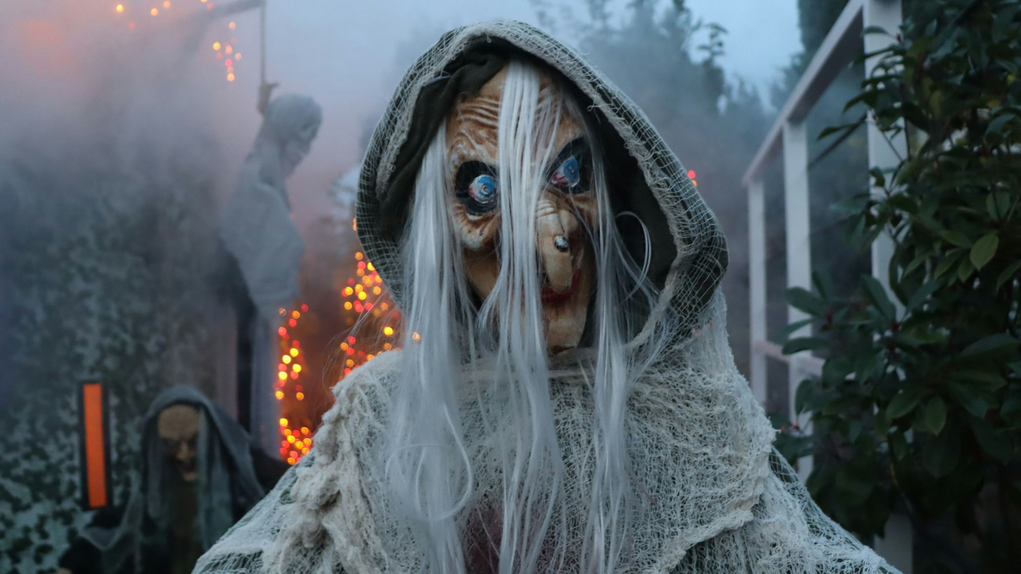 Geisterfiguren im Garten von Familie Machmüller in Walberberg.