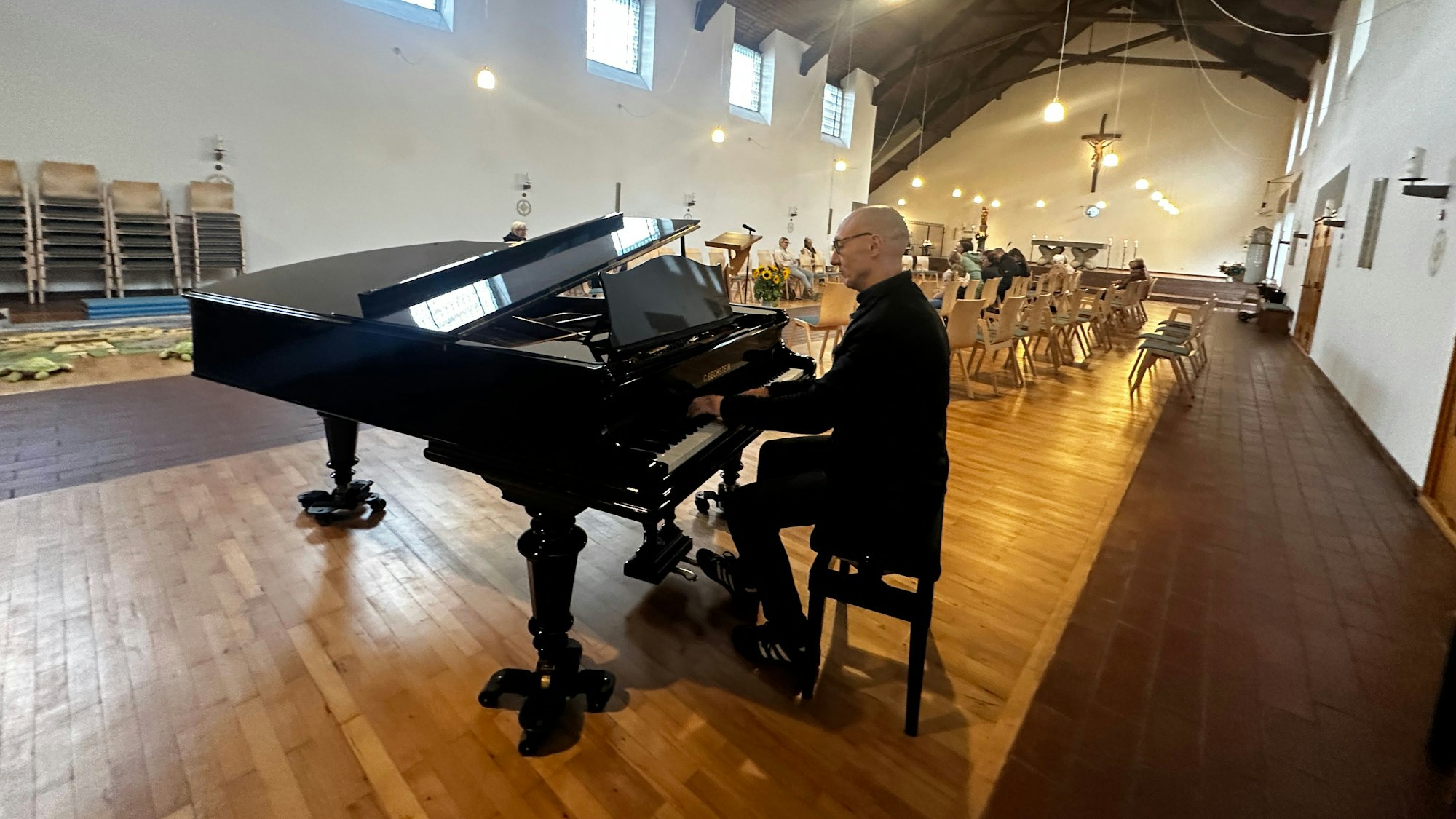 Der über 100 Jahre alte Bechsteinflügel in St. Georg in Weiß soll auch für Konzerte genutzt werden.