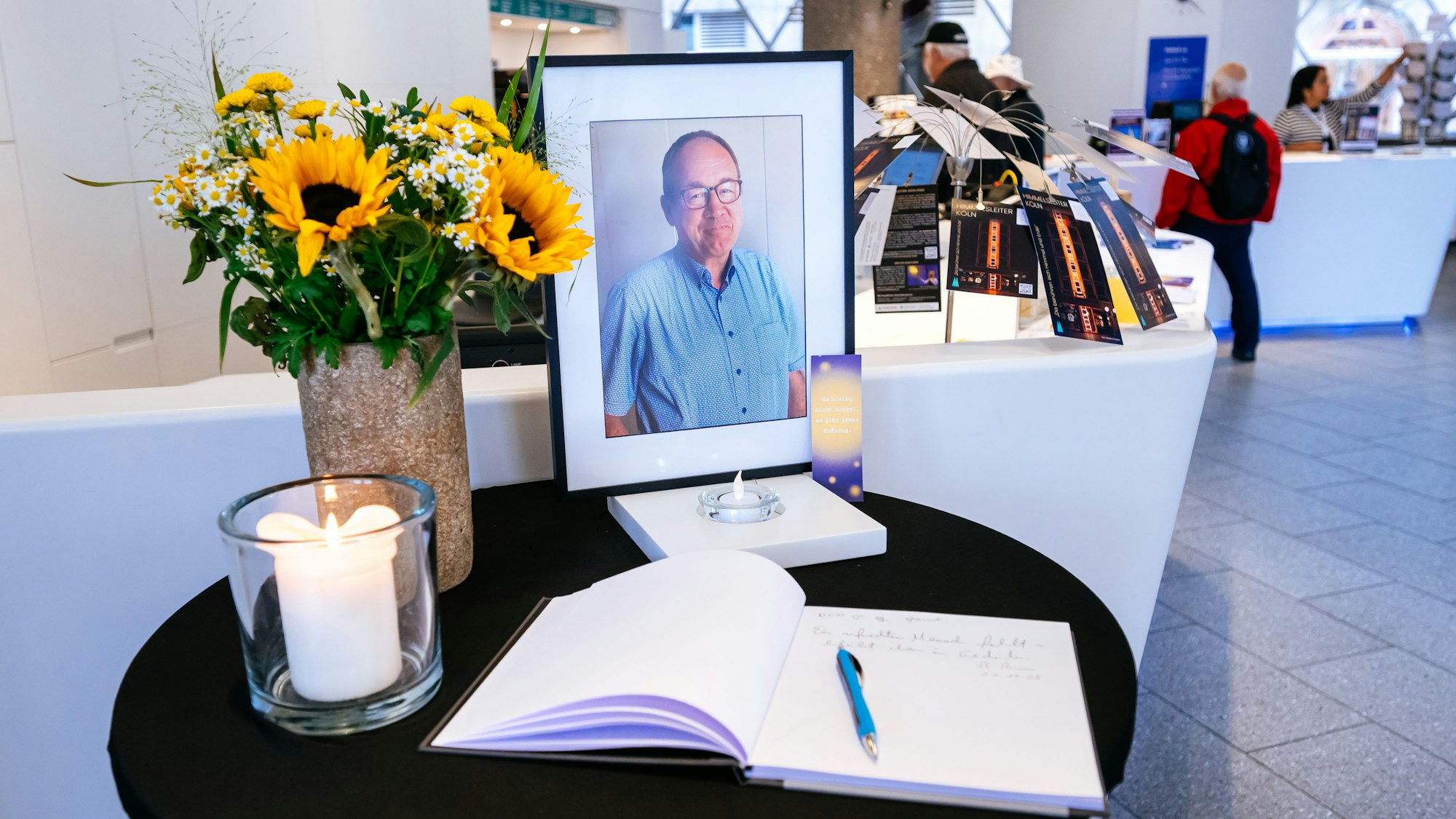 Ein Kondolenzbuch liegt im Domforum aus. Die Mitarbeiter sind nach dem tragischen Unglück in den Bergen schockiert.