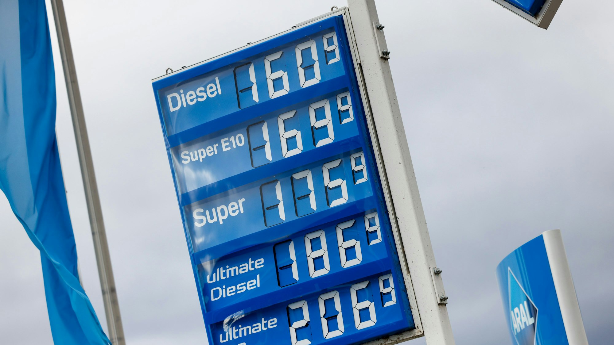 Die Preise an deutschen Tankstellen, wie hier in Köln, steigen und fallen täglich mehrmals