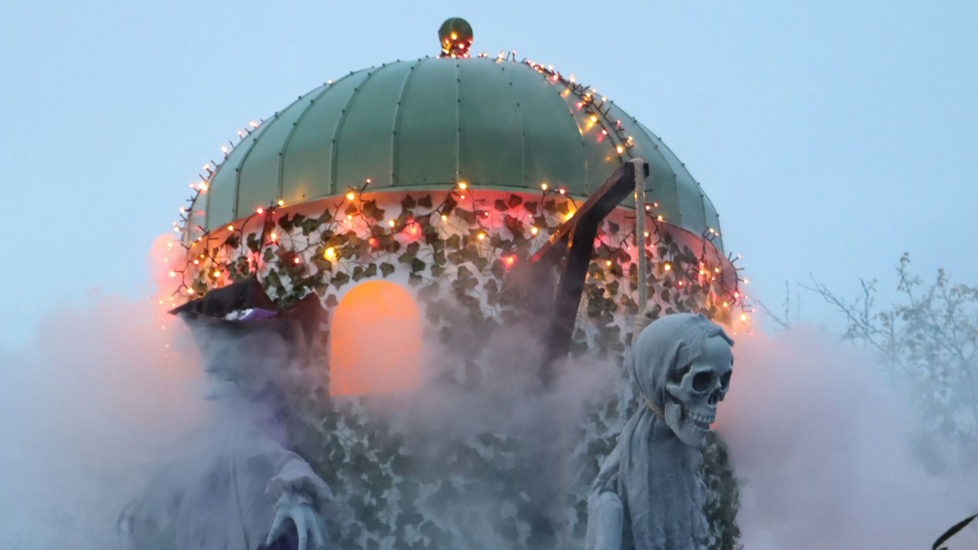 Skelette hängen an Galgen, Nebel umwabert sie.