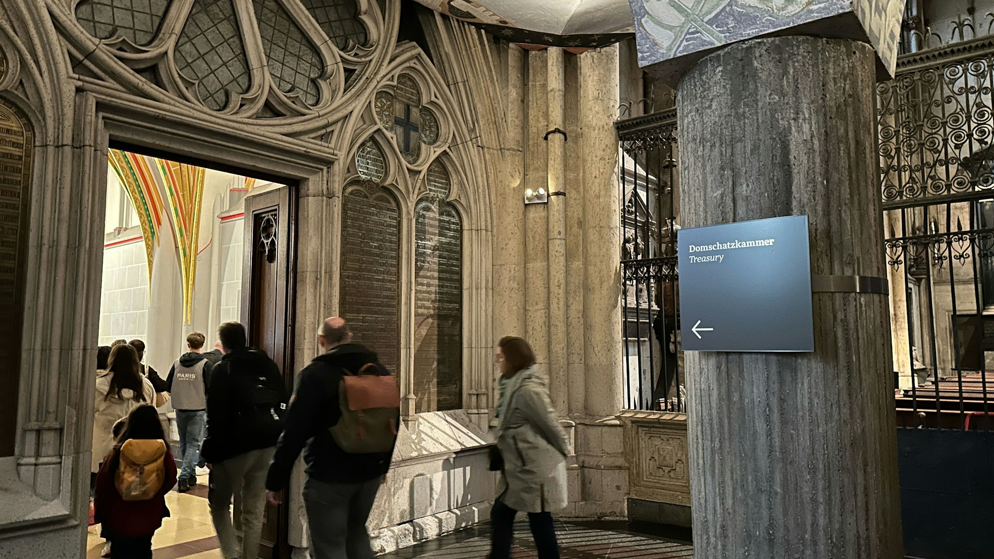 Besucher betreten den Eingang zur Domschatzkammer.