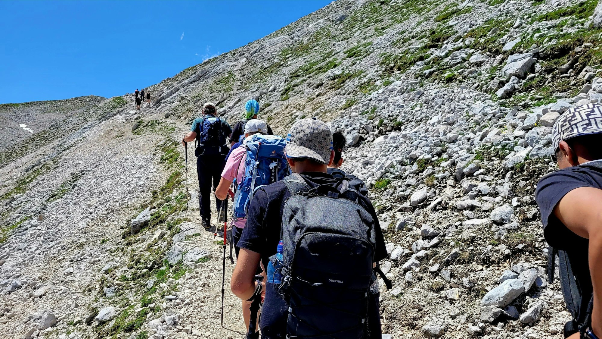 Auf schmalen Pfaden geht es für die Schülerinnen und Schüler der Kopernikushauptschule zum Gipfel der Zugspitze.