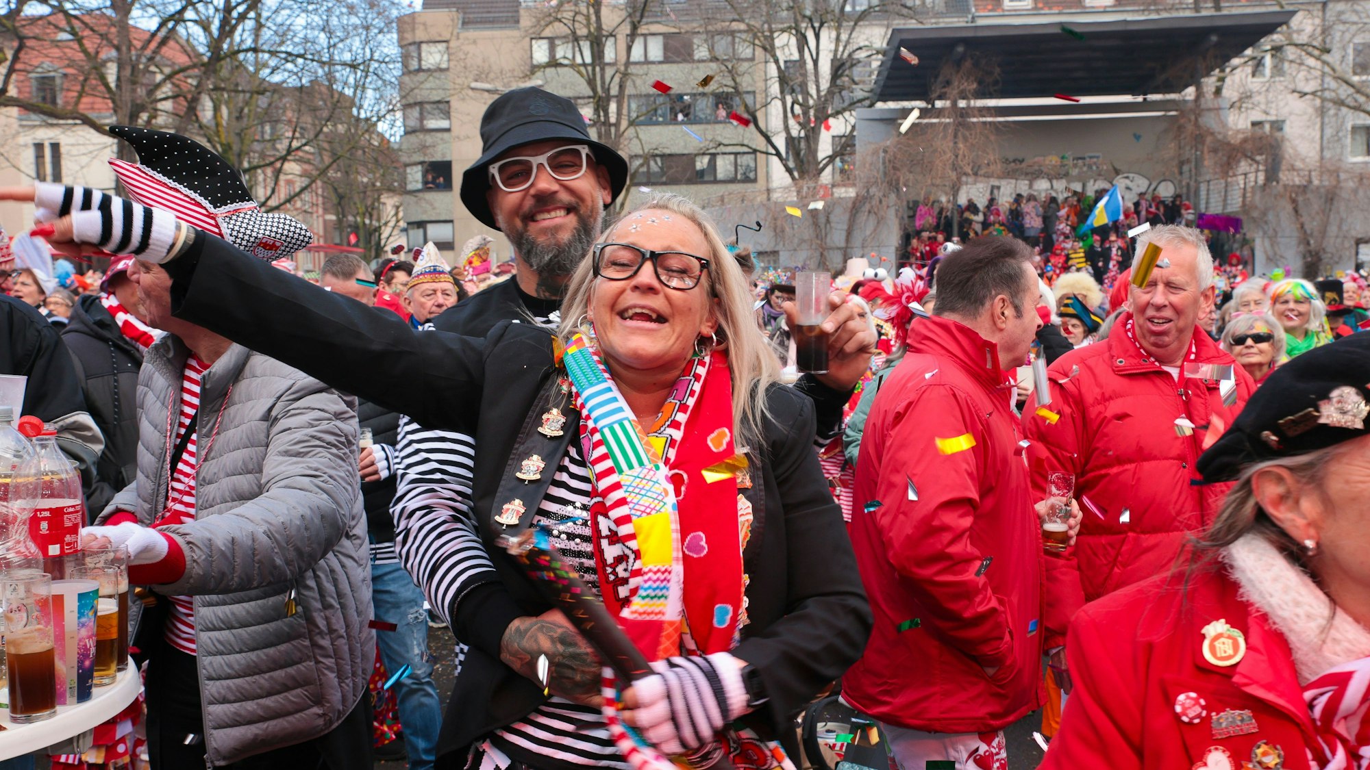 Die Kölner Karnevalsgesellschaft Kölner Nippeser Bürgerwehr 1903 e.V. feiert bei der „Stroßesitzung op däm Wilhelmplatz“.