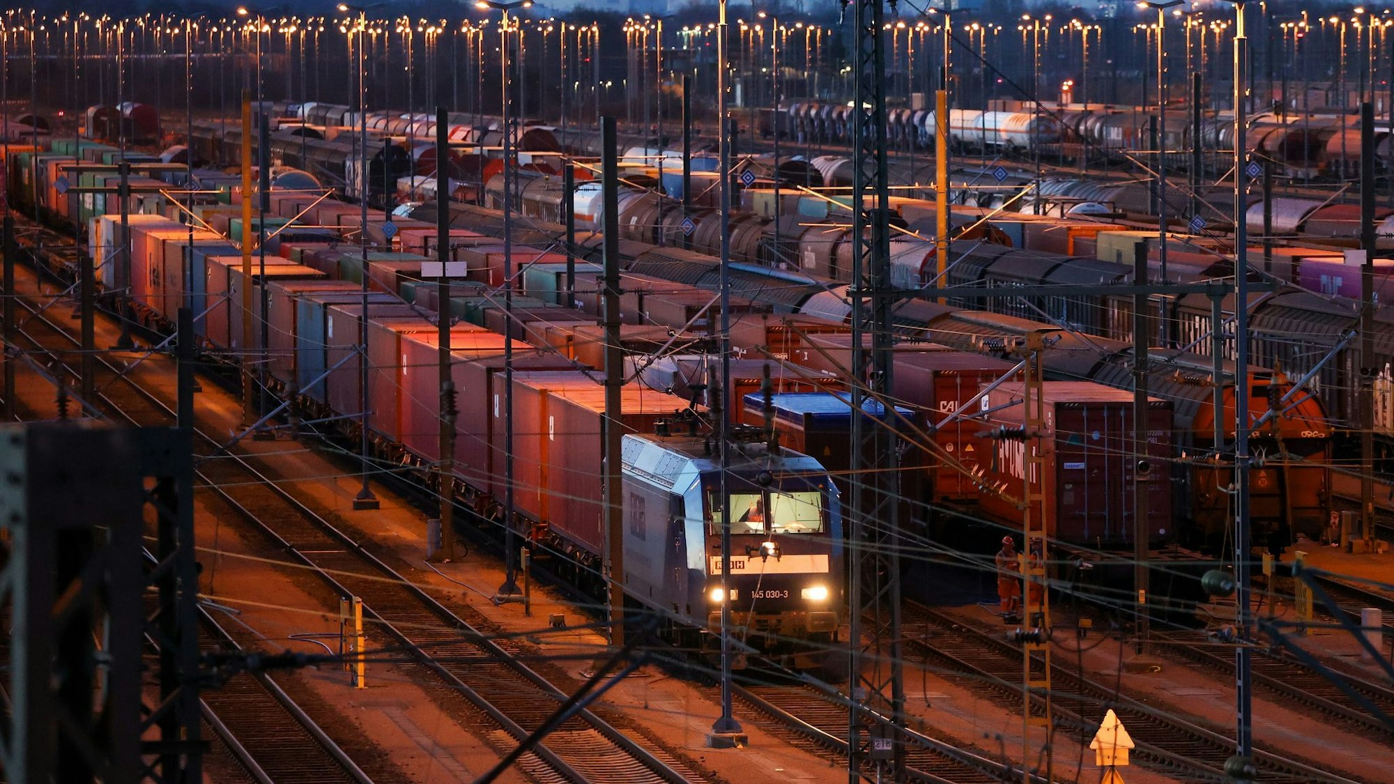 DB Cargo hatte im Güterverkehr auf der Schiene zuletzt einen Marktanteil von rund 44 Prozent. (Archivbild)