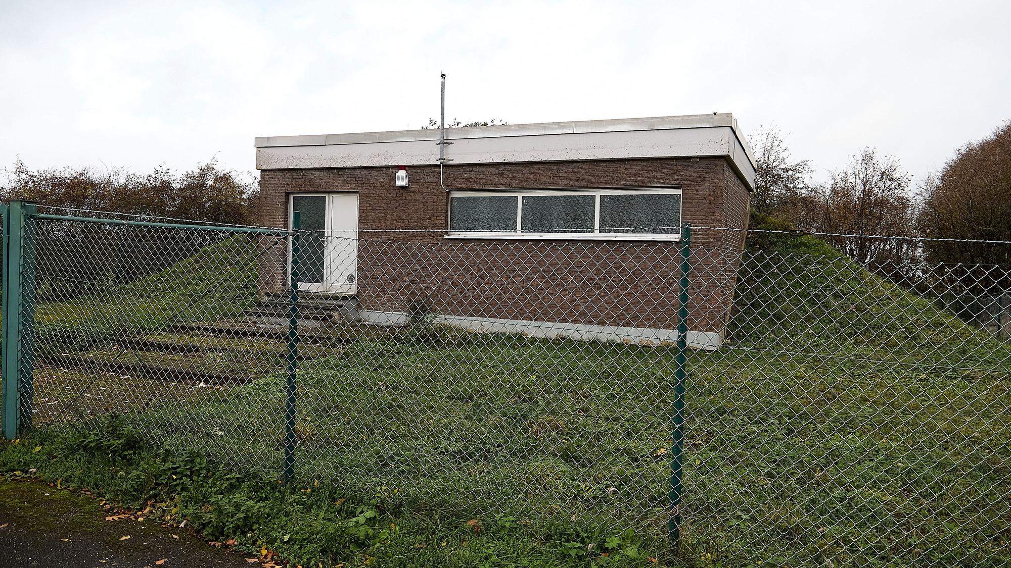 Hinter einem Maschendrahtzaun ist das Gebäude des Trinkwasser-Hochbehälters in Nettersheim-Tondorf zu sehen.