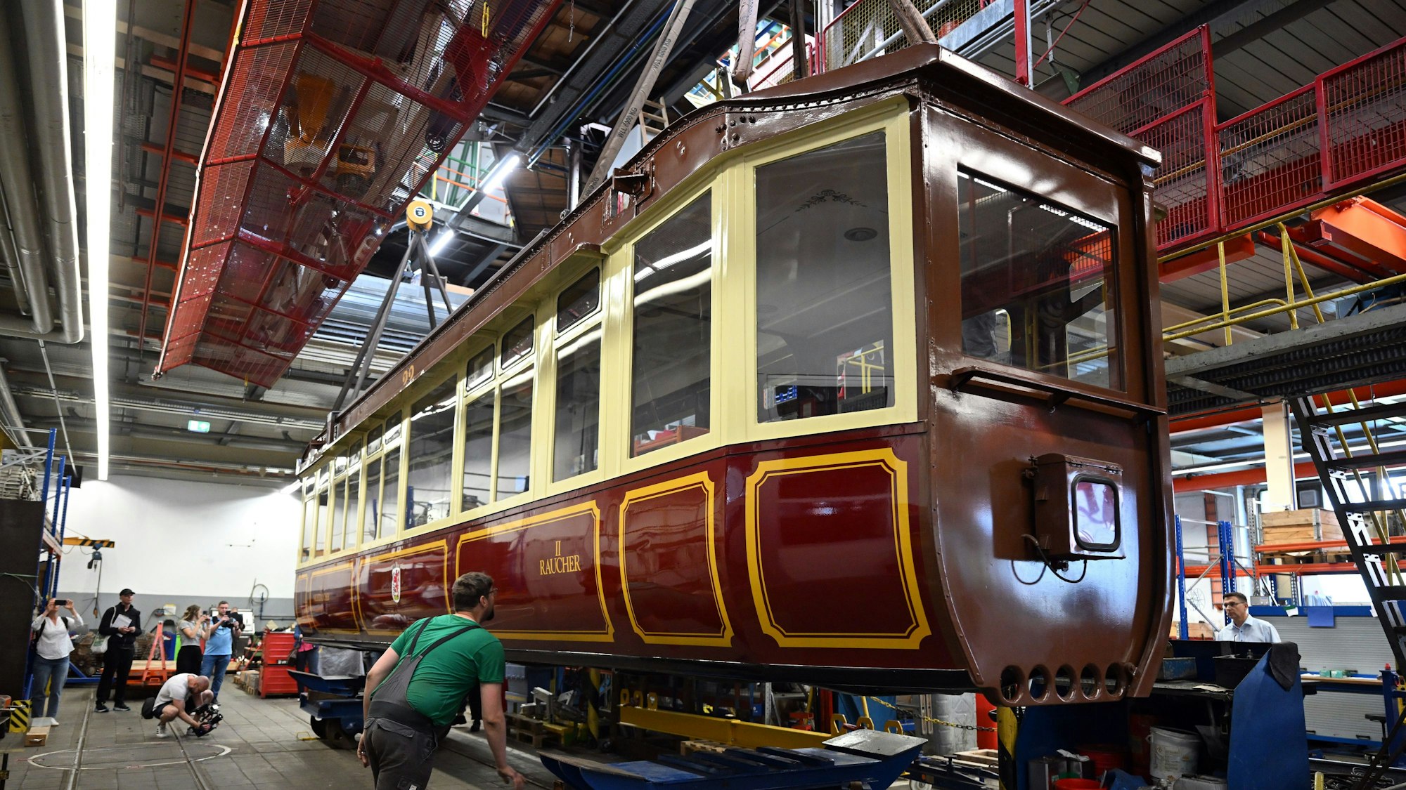 Wuppertal: Der hintere Teil des Kaiserwagens der Schwebebahn hängt in der Schwebebahn-Werkstatt am Kran.
