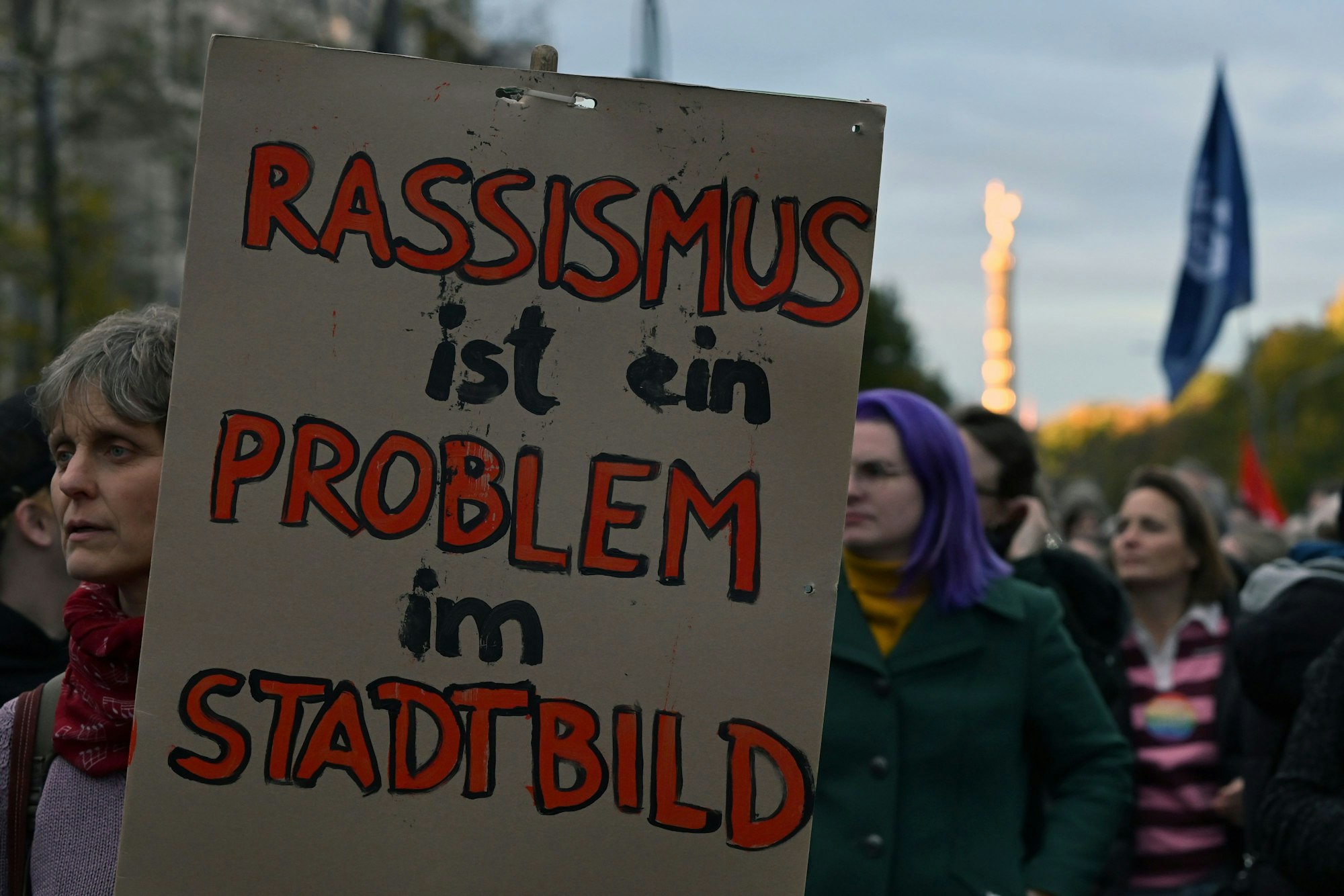 Eine Frau hält ein Protestschild bei der Kundgebung „Wir sind die Töchter“ der Initiative „Zusammen Gegen Rechts“ vor der CDU-Bundesgeschäftsstelle.