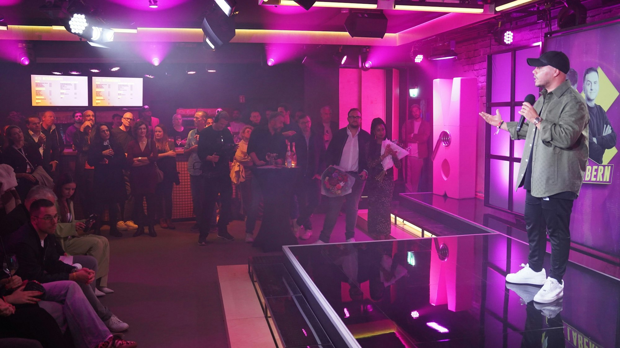 Einblick in das Studio: Comedian Osan Yaran testet die Bühne.