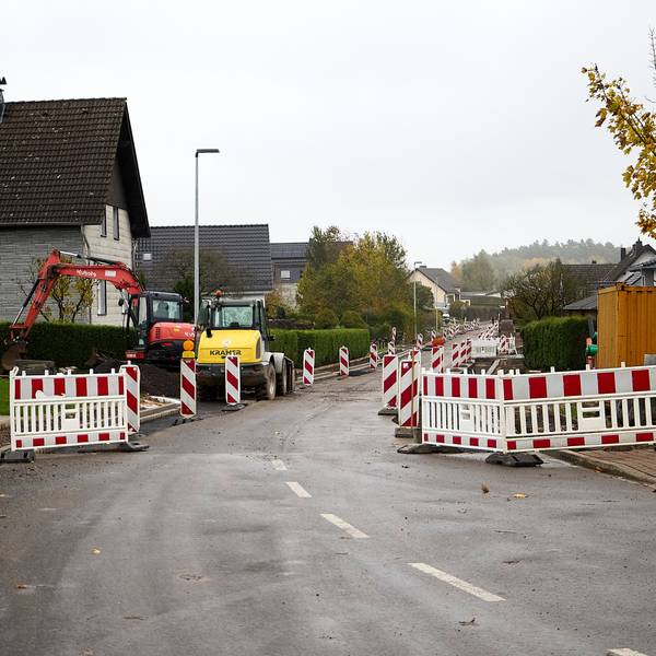 Auf der Falkenberger Straße in Tondorf sind einige Stellen mit rot-weißen Baken abgesperrt.