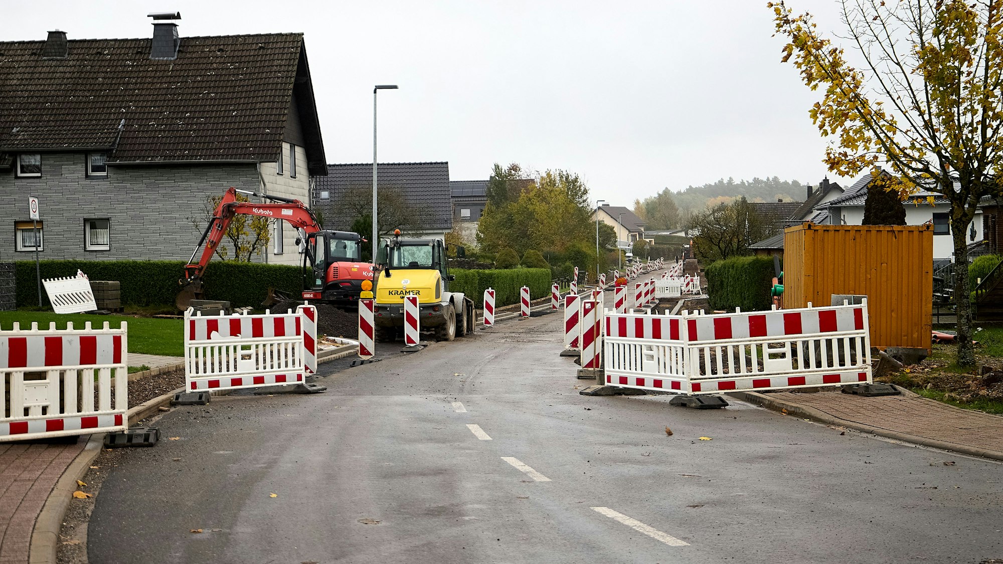 Auf der Falkenberger Straße in Tondorf sind einige Stellen mit rot-weißen Baken abgesperrt.