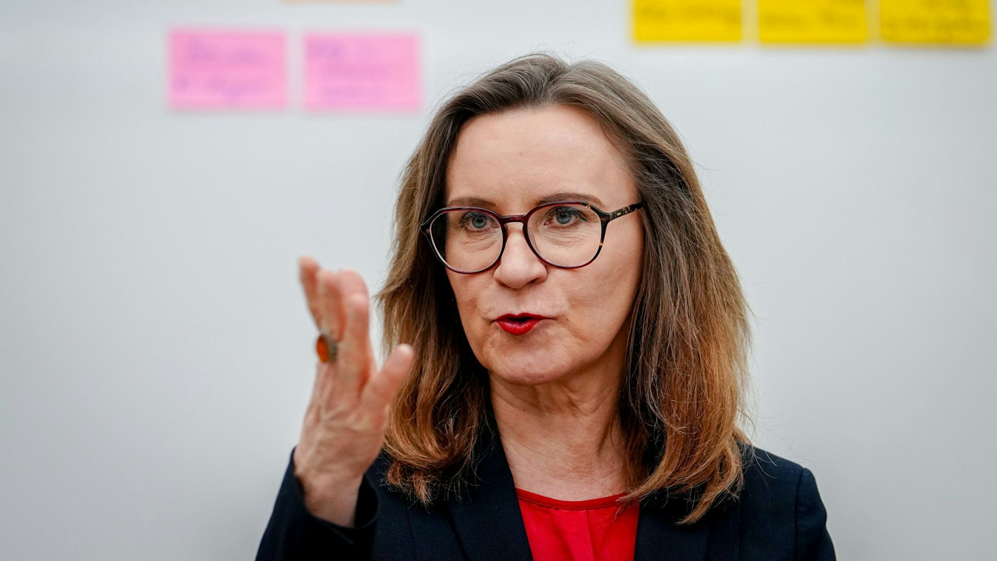 Seit Anfang 2020 leitete Sigrid Nikutta DB Cargo - die Gütertochter der Deutschen Bahn fuhr in all den Jahren aber weiter Verluste ein. (Archivbild)