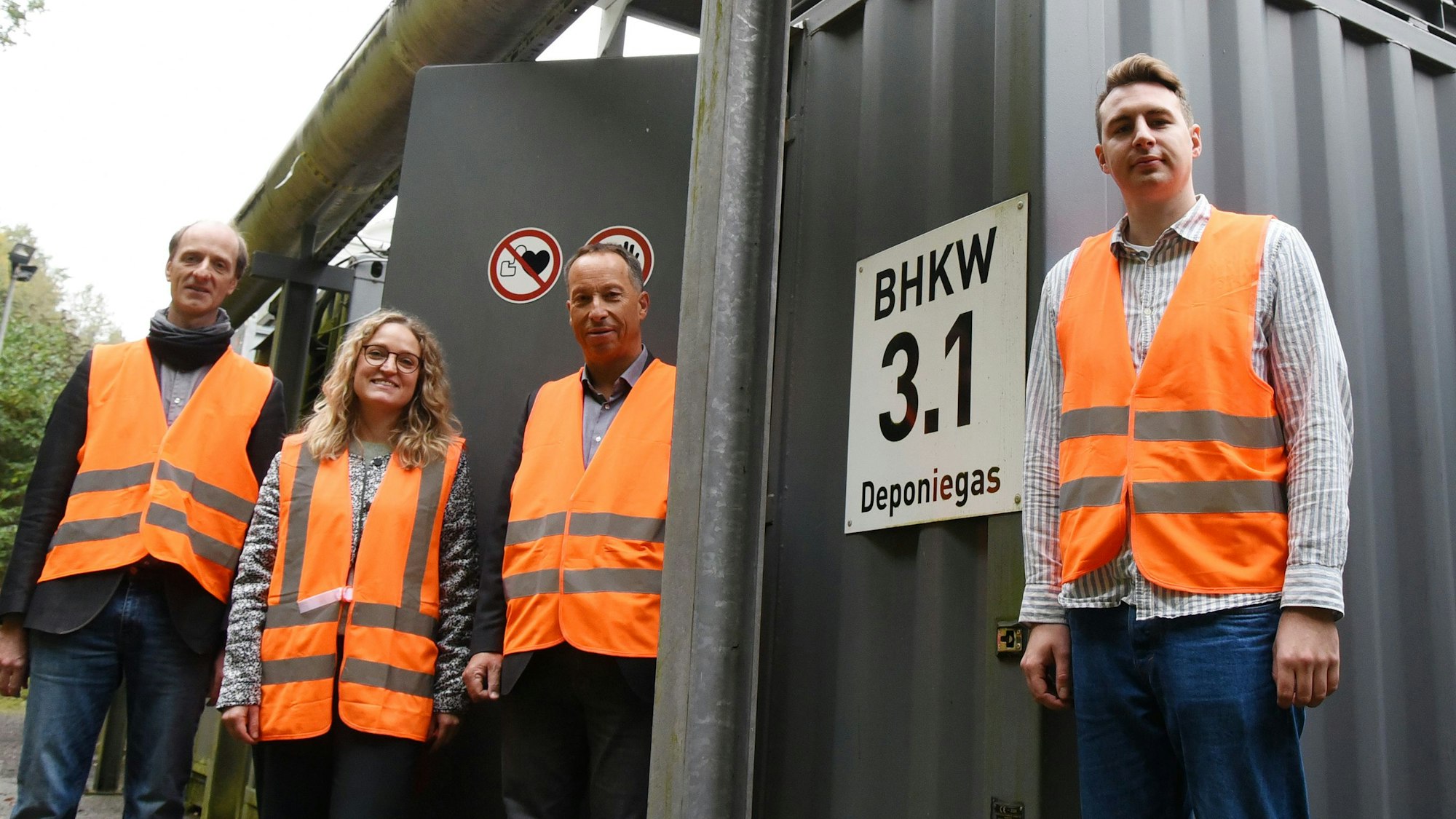 Im Blockheizkraft auf der Leppe-Deponie wird das Deponiegas verstromt, dabei entsteht Wärme, die jetzt für das Berufskolleg in Dieringhausen genutzt werden soll. Das Projekt stellte das Team mit (v.l.) Prof. Peter Stenzel, Elena Eßer, Frank Herhaus und Jonathan Heyde vor.