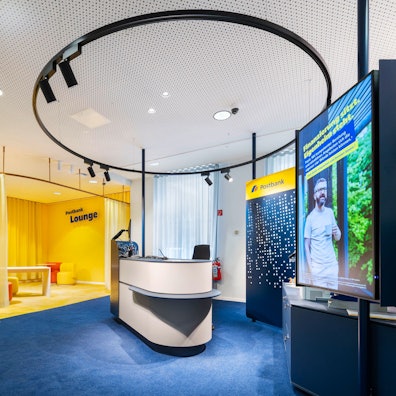 Die Postbank krempelt ihren Waldbröler Standort von Grund auf um und macht daraus eine neue Beratungsfiliale. Dazu gehört auch eine Kunden-Lounge: Das Foto zeigt die Lounge der Filiale in Velbert als Beispiel für einen solchen Raum.
