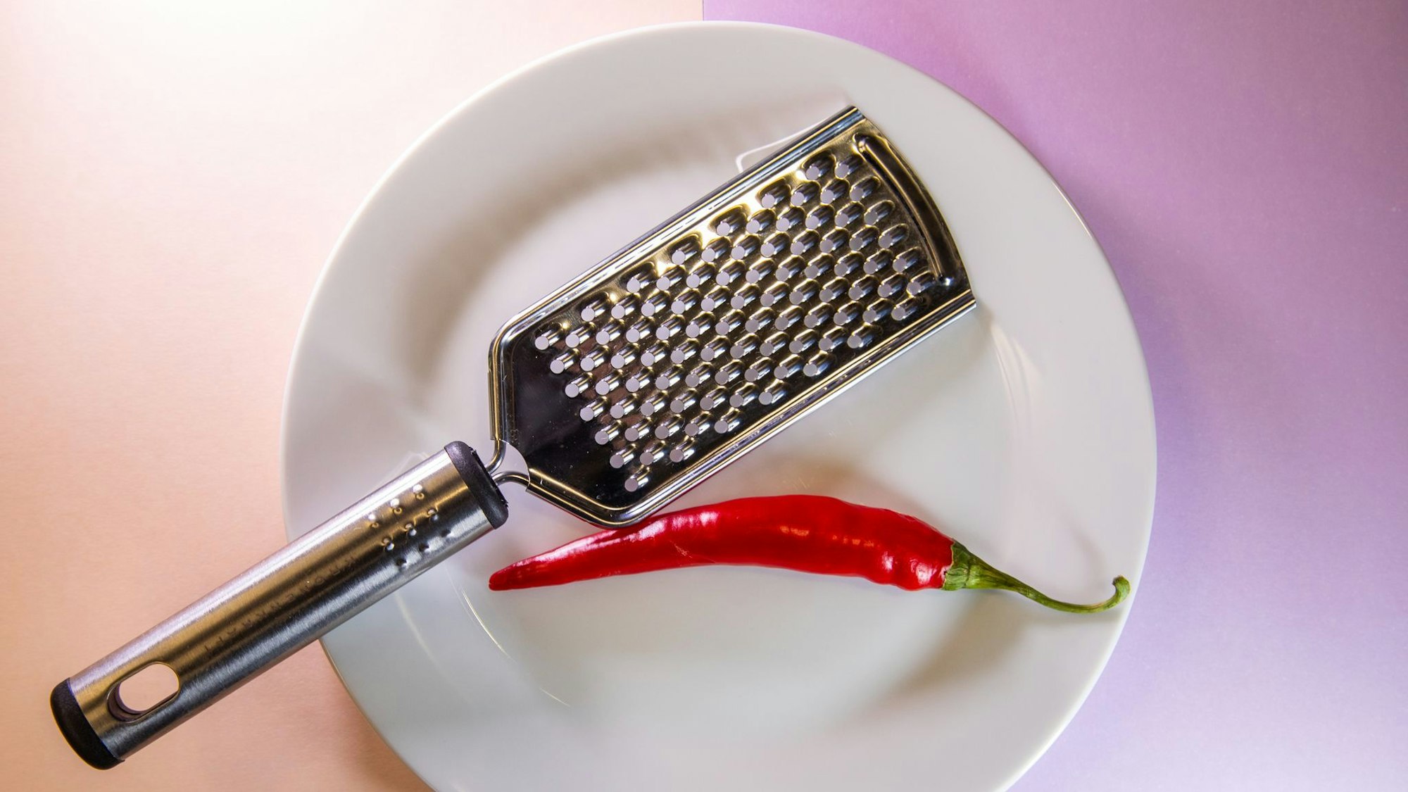 Möglichst fein und ohne Spritzer: Wie lässt sich eine Chilischote gut zerkleinern?