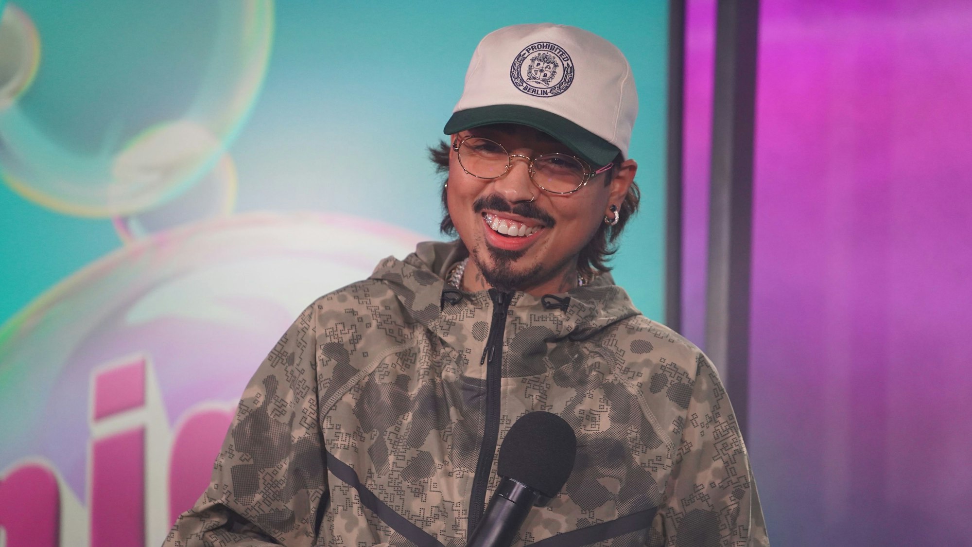 Comedian Tony Bauer wird regelmäßig ein Gast in dem Studio sein. Er ist der neue Moderator von „Night Wash“.