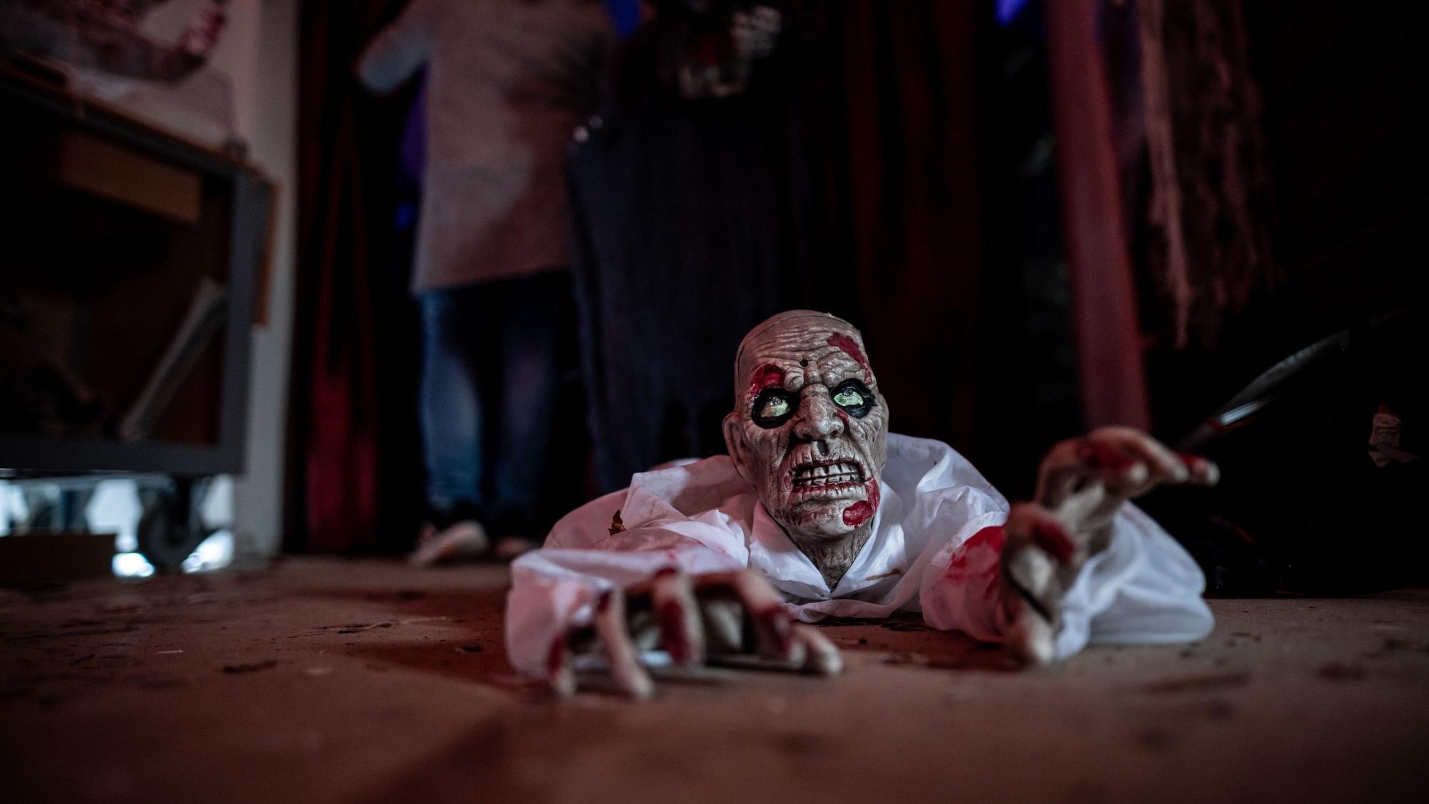 Eine Zombie-Puppe kriecht über den Boden.
