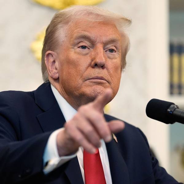 ARCHIV - 16.10.2025, USA, Washington: US-Präsident Donald Trump gestikuliert im Oval Office des Weißen Hauses. (zu dpa: «Umfrage: Einstellung zu den USA deutlich verschlechtert») Foto: Alex Brandon/AP/dpa +++ dpa-Bildfunk +++
