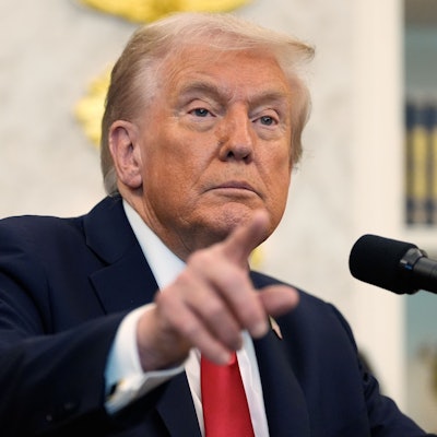 ARCHIV - 16.10.2025, USA, Washington: US-Präsident Donald Trump gestikuliert im Oval Office des Weißen Hauses. (zu dpa: «Umfrage: Einstellung zu den USA deutlich verschlechtert») Foto: Alex Brandon/AP/dpa +++ dpa-Bildfunk +++