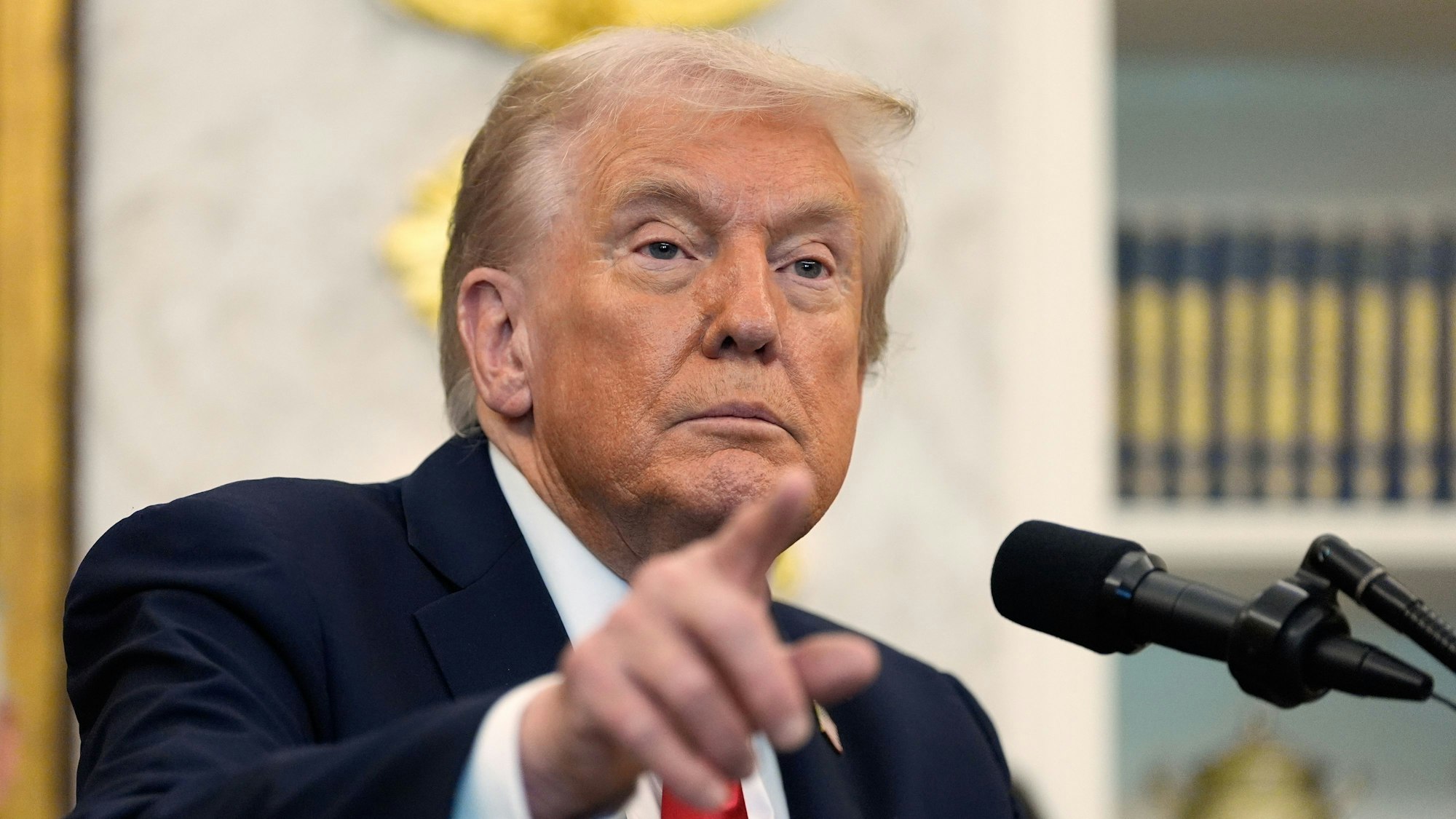 ARCHIV - 16.10.2025, USA, Washington: US-Präsident Donald Trump gestikuliert im Oval Office des Weißen Hauses. (zu dpa: «Umfrage: Einstellung zu den USA deutlich verschlechtert») Foto: Alex Brandon/AP/dpa +++ dpa-Bildfunk +++