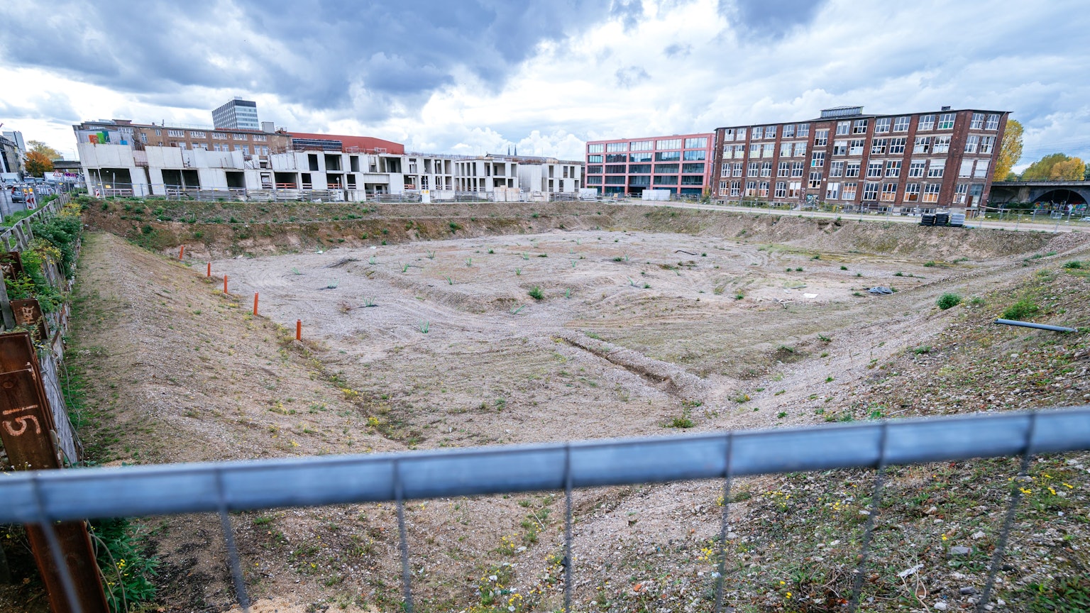 Im Baugebiet „Cologneo I“ stehen unfertige Rohbauten neben riesigen Baugruben und Baudenkmälern.